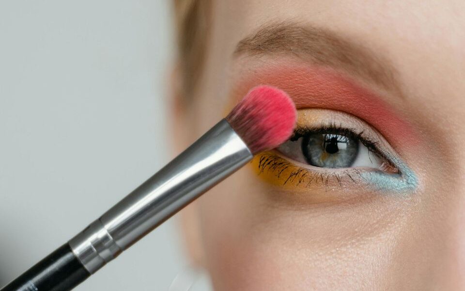 Макияж для нависших век: пошаговая техника и советы визажистов