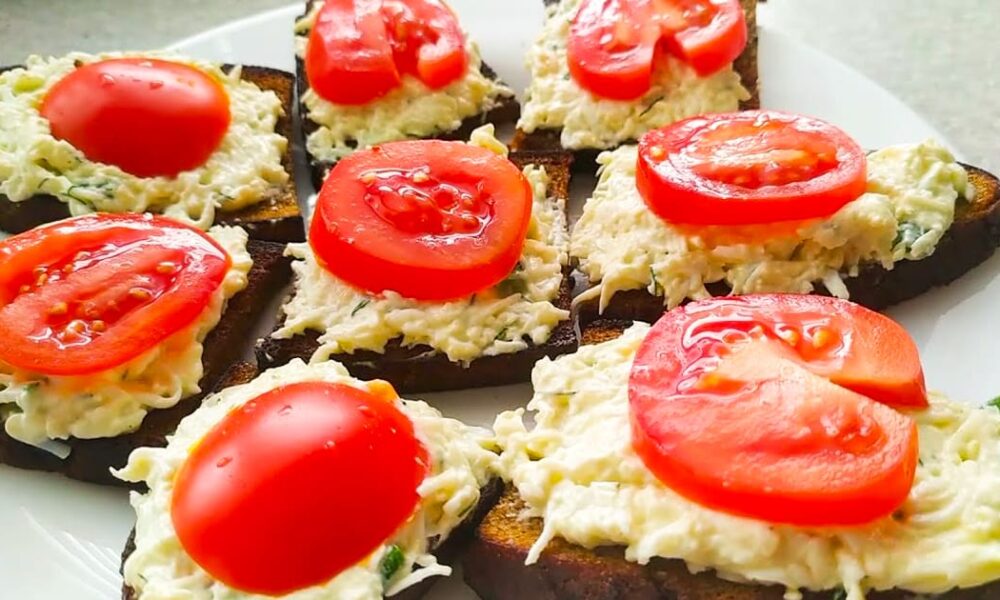 Запорожские бутерброды на черном хлебе с ароматной намазкой — идея для легкого перекуса, который оценит вся семья