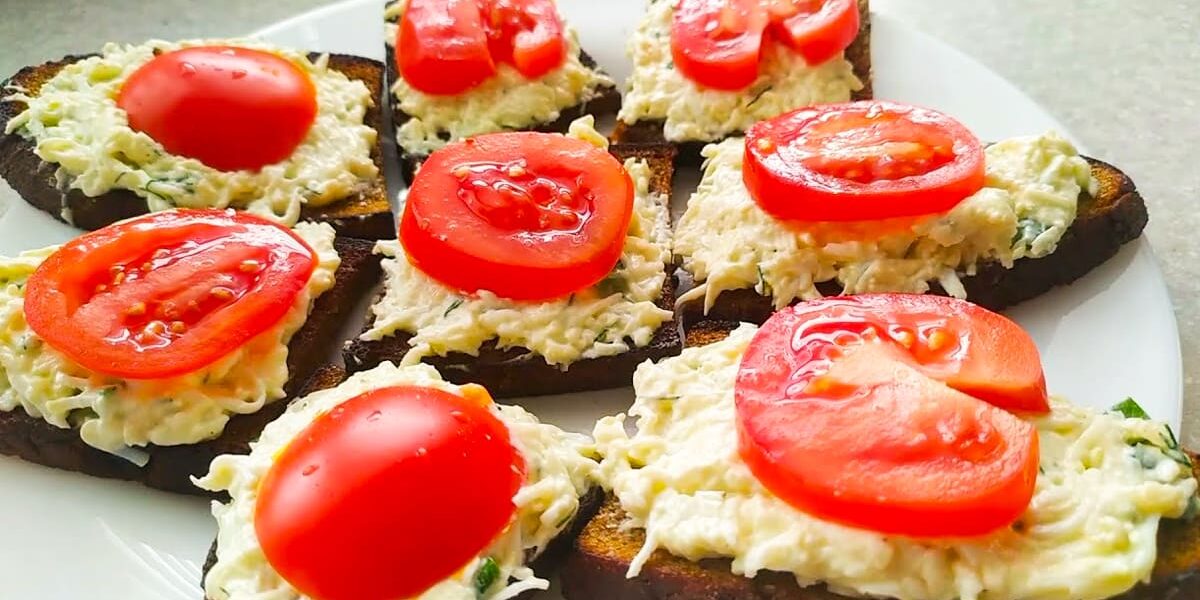 Запорожские бутерброды на черном хлебе с ароматной намазкой — идея для легкого перекуса, который оценит вся семья
