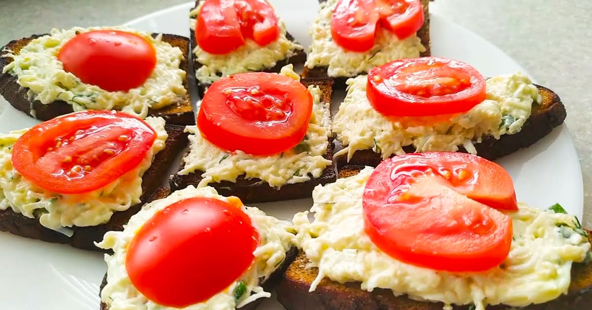 Запорожские бутерброды на черном хлебе с ароматной намазкой — идея для легкого перекуса, который оценит вся семья