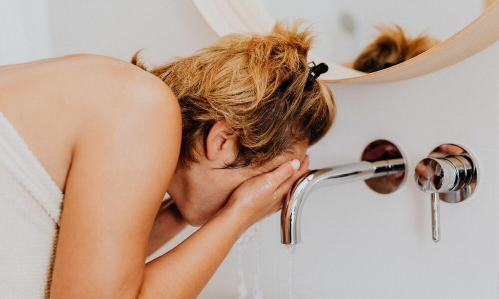 Кому дерматологи не рекомендуют умываться по утрам: советы для идеальной кожи