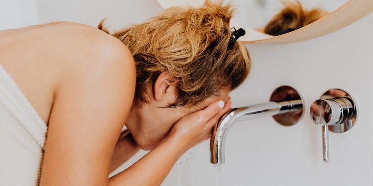 Кому дерматологи не рекомендуют умываться по утрам: советы для идеальной кожи