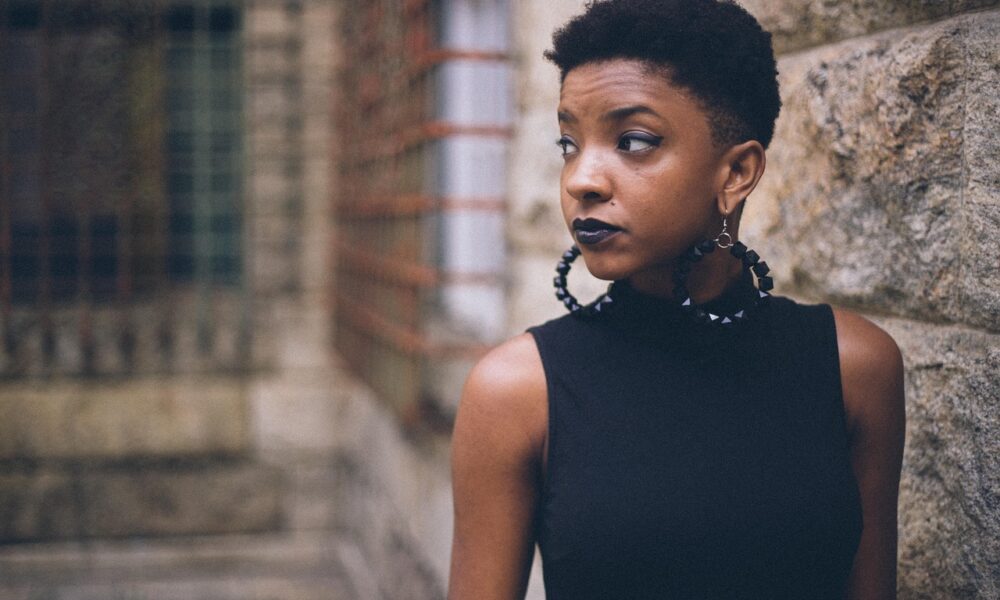 Image for: Тренды женской моды 2025: 10 стильных луков, которые нужно примерить каждой. Tags: девочка, чернить, афро аме...