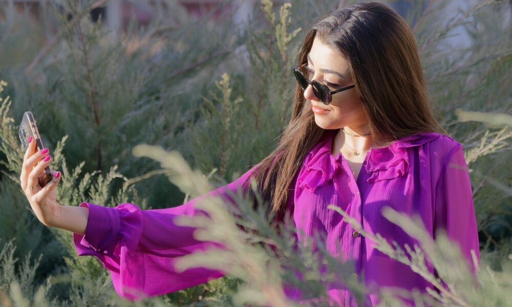 Image for: Тренды моды 2025: стильные луки, которые покорят каждую женщину. Tags: девочка, женщина, на открытом воздухе,...