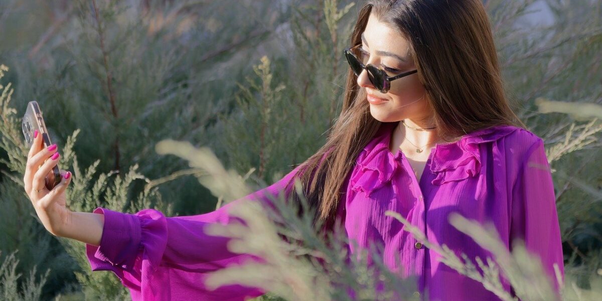 Image for: Тренды моды 2025: стильные луки, которые покорят каждую женщину. Tags: девочка, женщина, на открытом воздухе,...