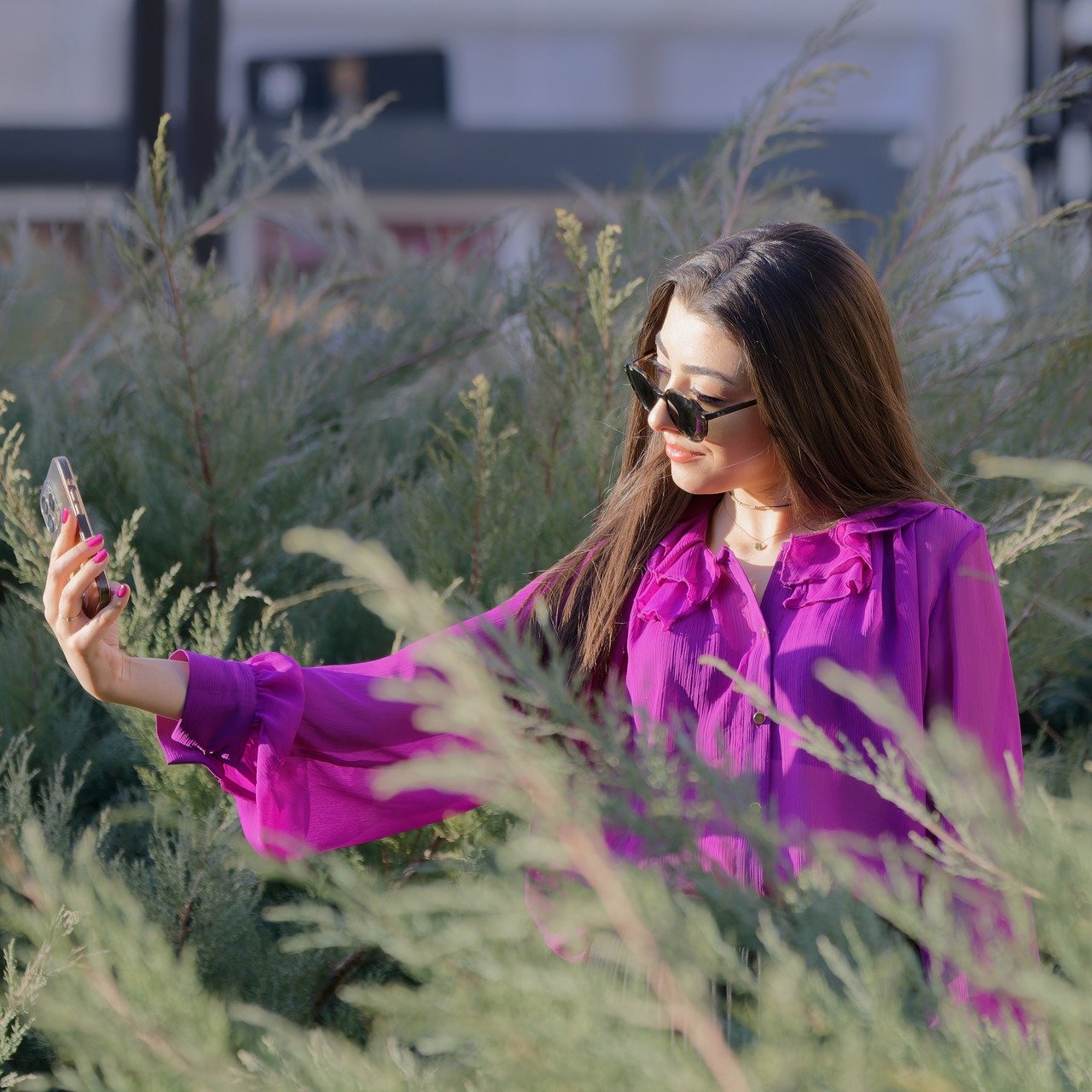 Image for: Тренды моды 2025: стильные луки, которые покорят каждую женщину. Tags: девочка, женщина, на открытом воздухе,...