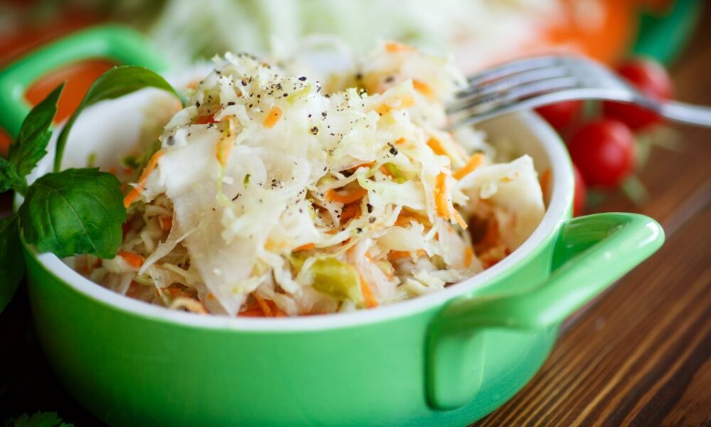 Кисло-сладкая капуста с лимоном и клюквой: простой и вкусный рецепт на каждый день