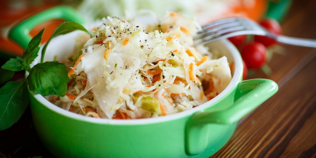 Кисло-сладкая капуста с лимоном и клюквой: простой и вкусный рецепт на каждый день