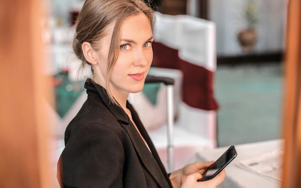 Признаки, что в отношениях появился третий: что стоит знать каждой женщине