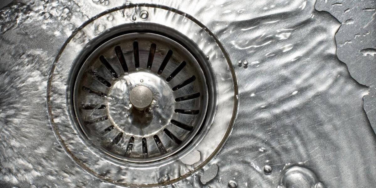 Что нельзя смывать в раковину: полный гид для дачниц