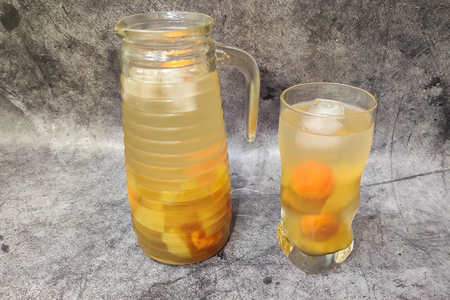 Домашний компот: простой рецепт с яблоками и курагой для всей семьи