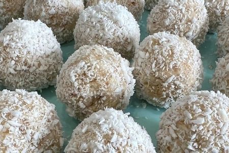 Легкие и вкусные десерты: творожные конфеты в кокосе