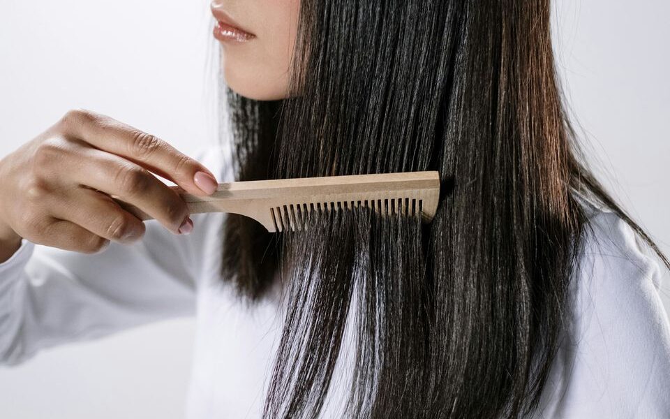Деревянная расческа: почему стоит выбрать и как выбрать идеальную для красоты ваших волос