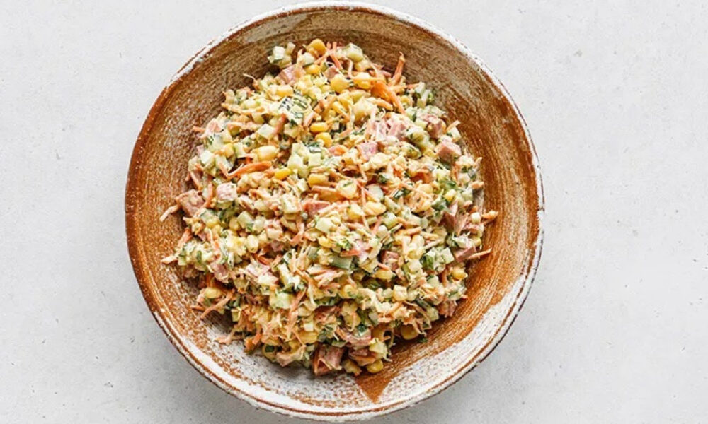 Сытный салат с копченой колбасой и корейской морковью: простой рецепт для вашего стола