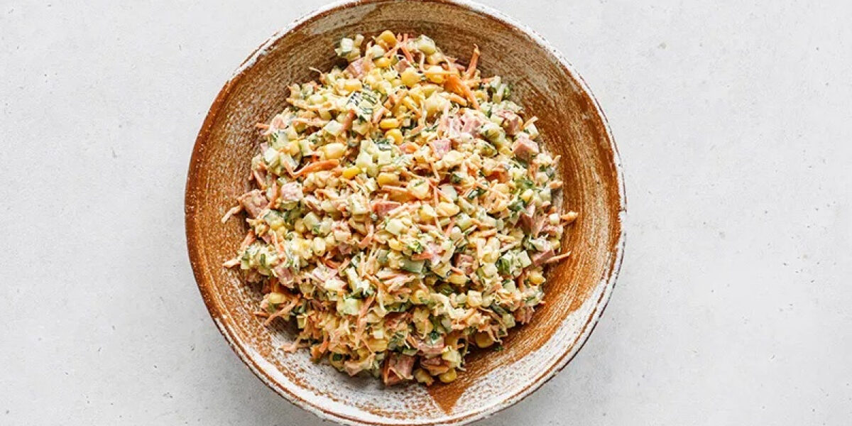 Сытный салат с копченой колбасой и корейской морковью: простой рецепт для вашего стола
