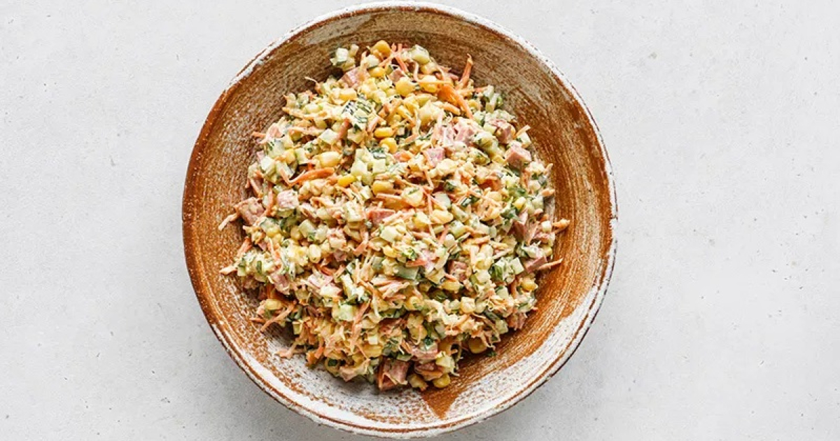 Сытный салат с копченой колбасой и корейской морковью: простой рецепт для вашего стола