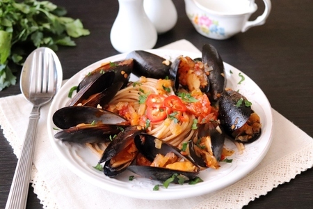 Легкий рецепт мидий в томатном соусе с чесноком для ужина