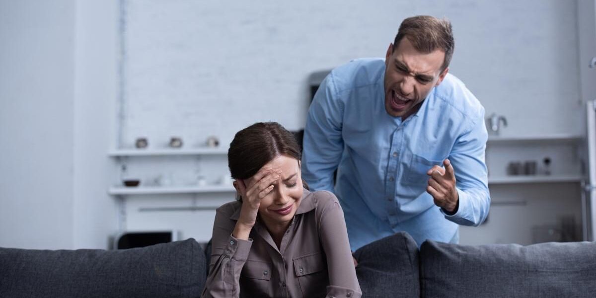 Как распознать абьюзера и защитить свой дом: советы для каждой женщины