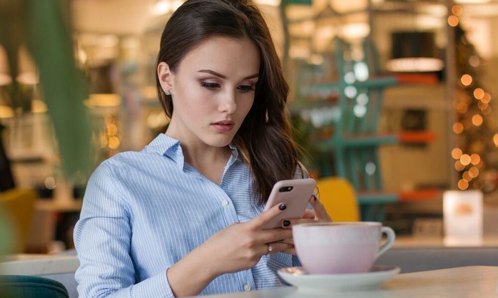 Почему он отвечает, но не пишет первым: психологические причины и как это изменить