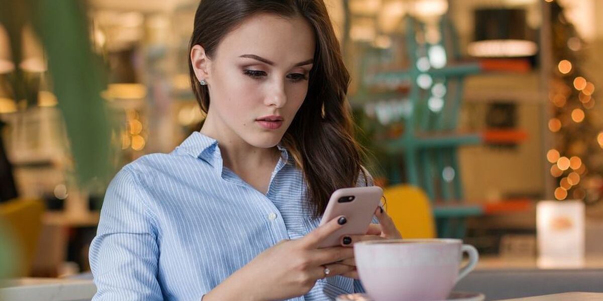 Почему он отвечает, но не пишет первым: психологические причины и как это изменить