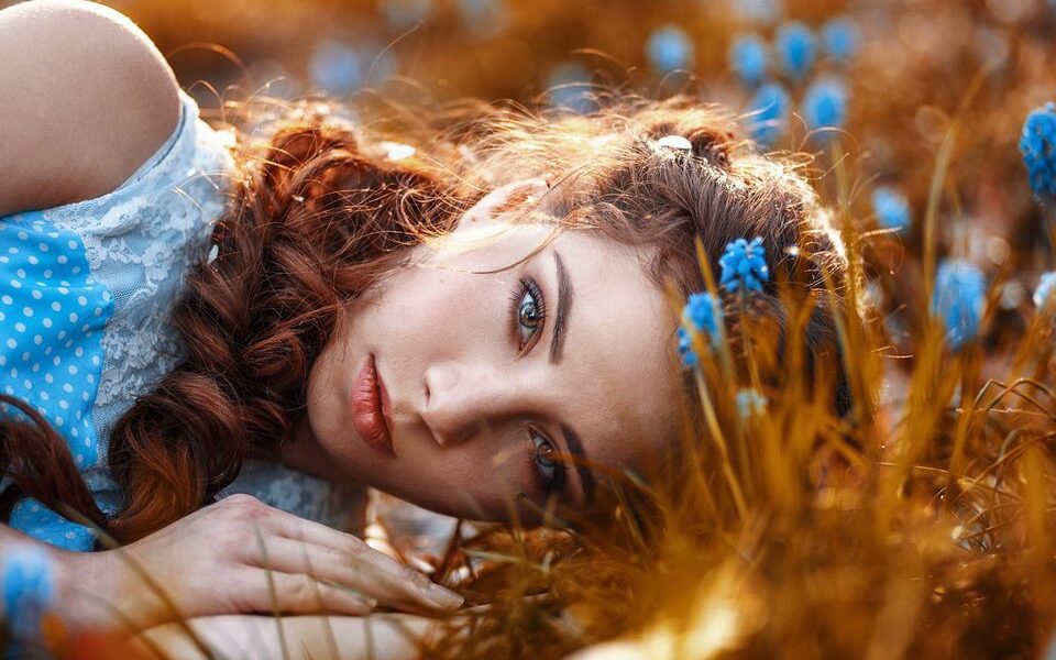 Как укротить непослушные волосы: секреты ухода за волнистыми и пушистыми локонами