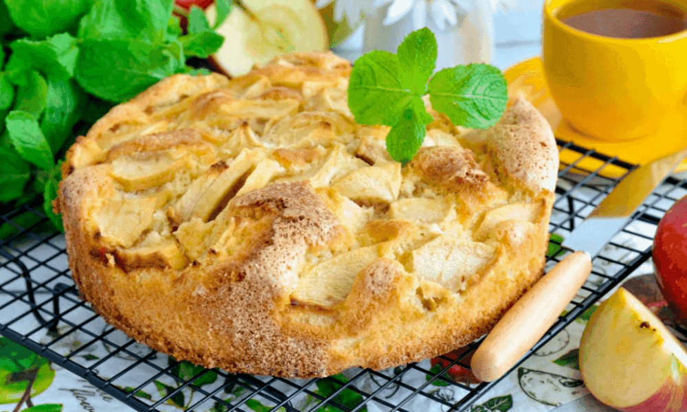 Яблочная шарлотка: простой рецепт ароматной домашней выпечки