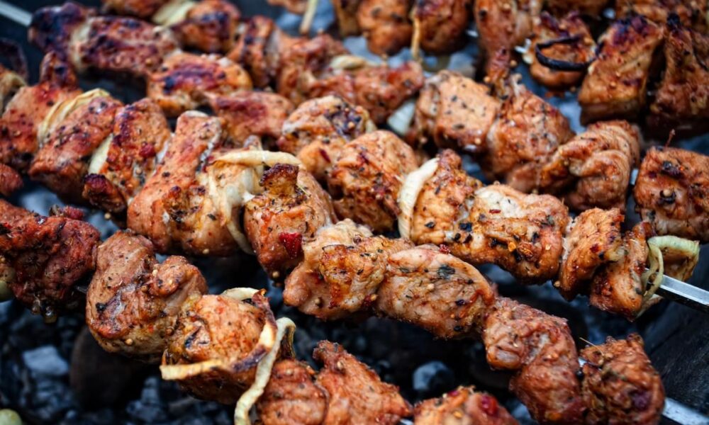 Секреты идеального шашлыка: маринады и рецепты для сочного мяса