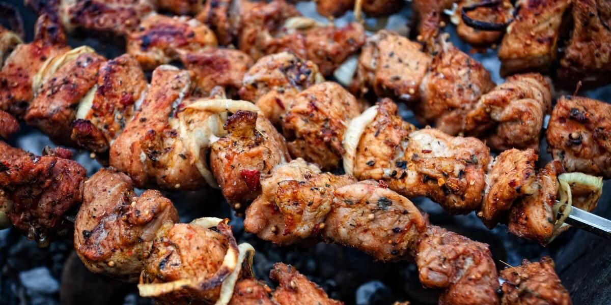 Секреты идеального шашлыка: маринады и рецепты для сочного мяса