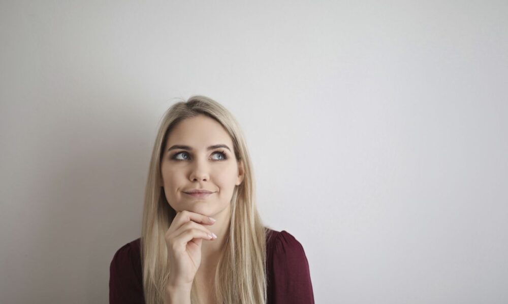 Почему блонд желтеет: секреты сохранения идеального оттенка