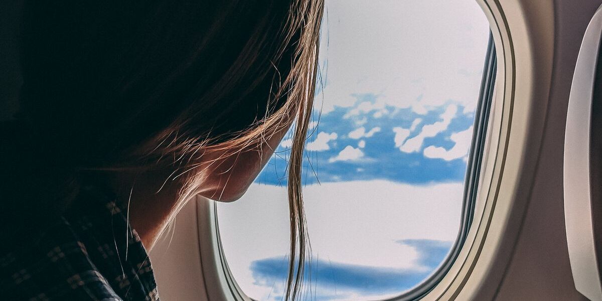 Секреты красоты: почему звезды избегают макияжа перед полетом