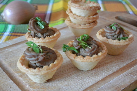 Легкая закуска: нежный куриный паштет в хрустящих тарталетках с белой фасолью