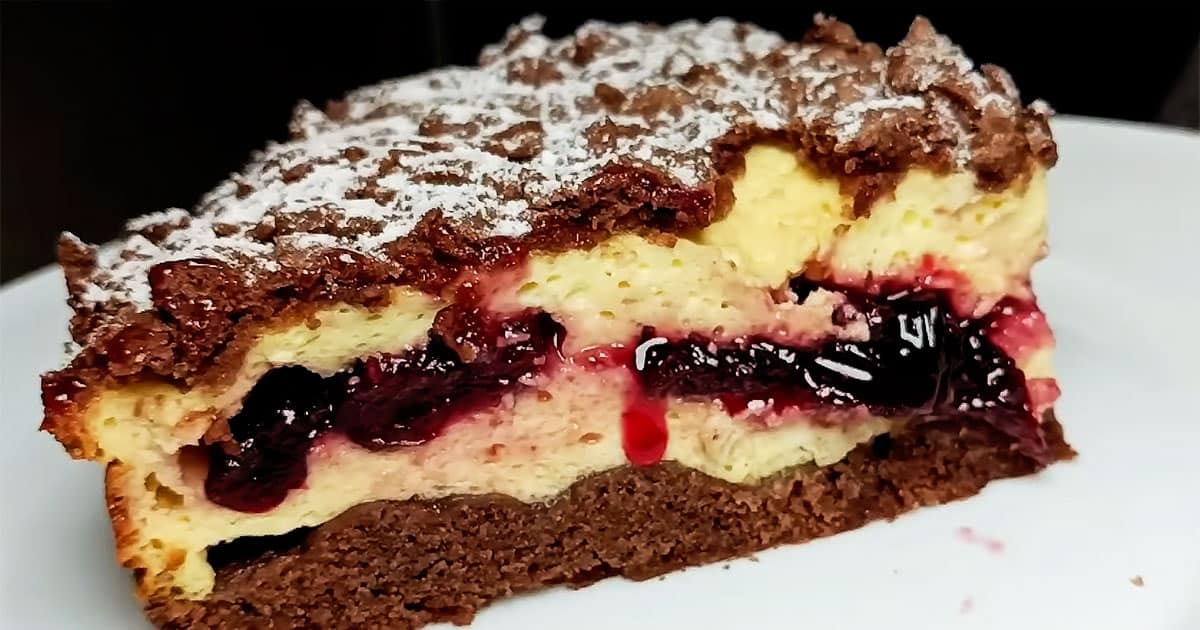 Нежный вишневый десерт в сырной шубке: проще и вкуснее королевской ватрушки!
