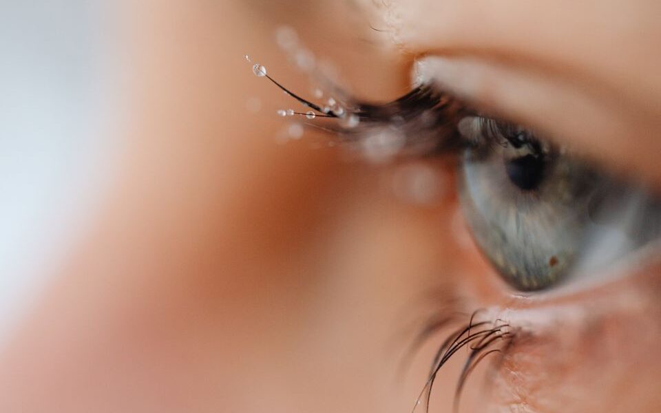 Почему косметологи советуют отказаться от масел для ресниц на ночь: секреты красоты звезд