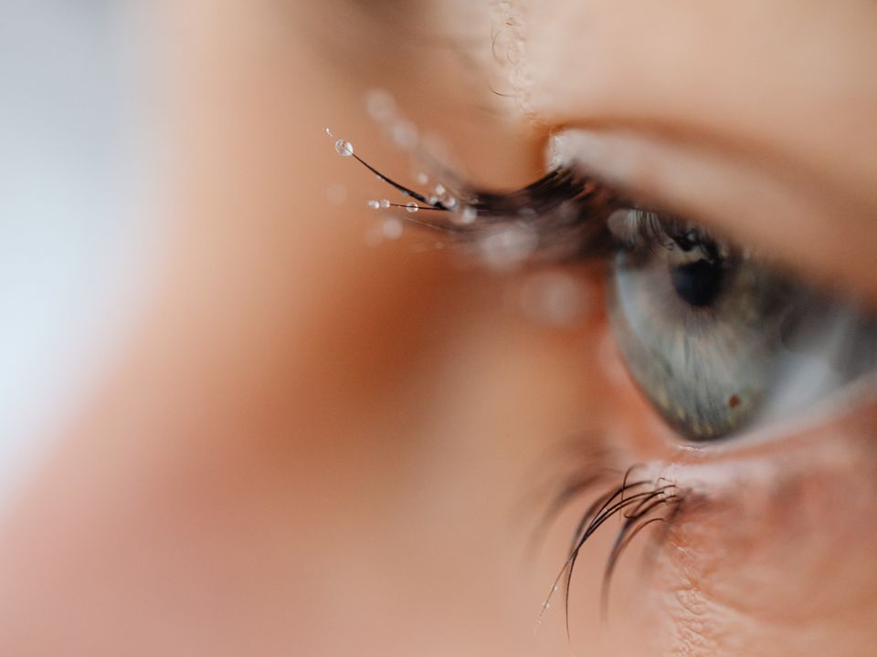 Почему косметологи советуют отказаться от масел для ресниц на ночь: секреты красоты звезд