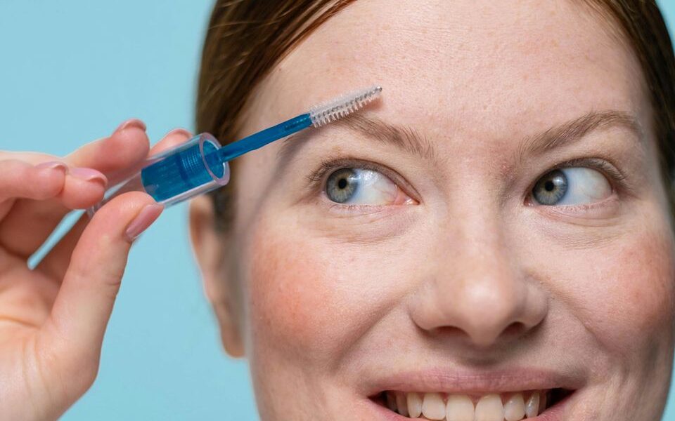 Как не испортить брови: главные ошибки в уходе от звездных косметологов