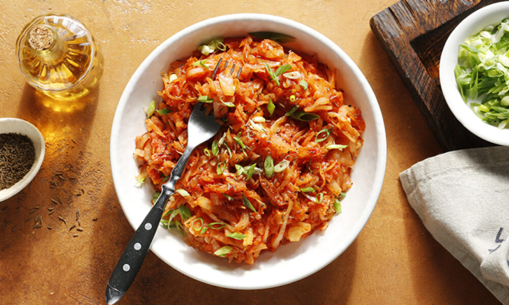 Простой рецепт тушеной капусты на сковороде: бюджетный и вкусный гарнир