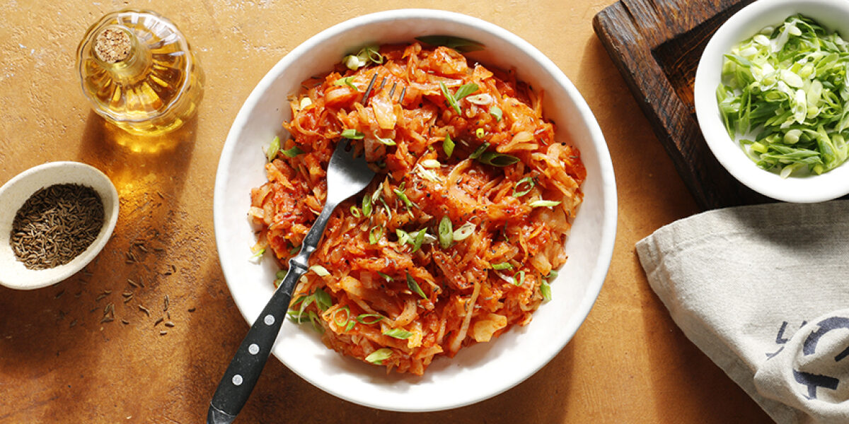 Простой рецепт тушеной капусты на сковороде: бюджетный и вкусный гарнир