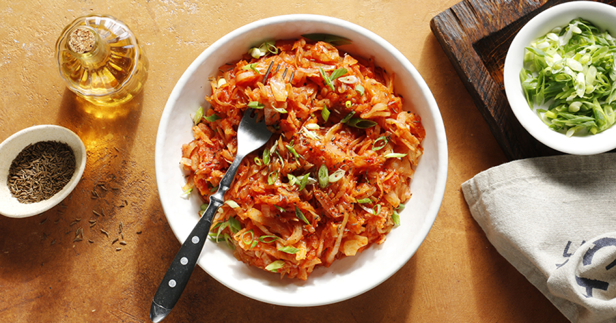 Простой рецепт тушеной капусты на сковороде: бюджетный и вкусный гарнир