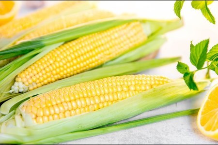 Легкий рецепт: Кукуруза с фетой, зеленью и пикантным чесночно-лимонным соусом