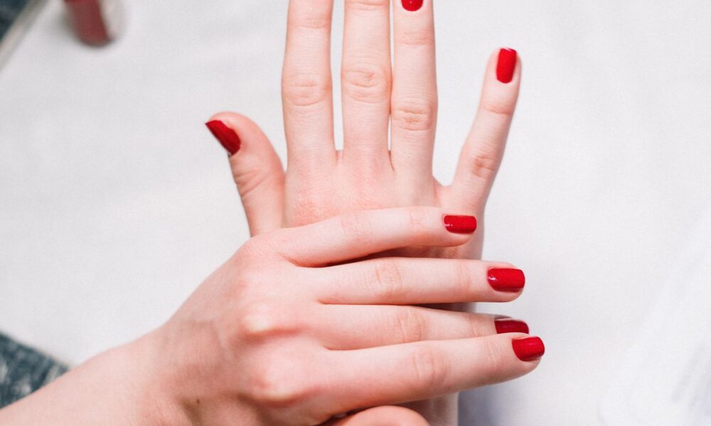 Секреты стойкого маникюра: правильное нанесение и уход за гель-лаком