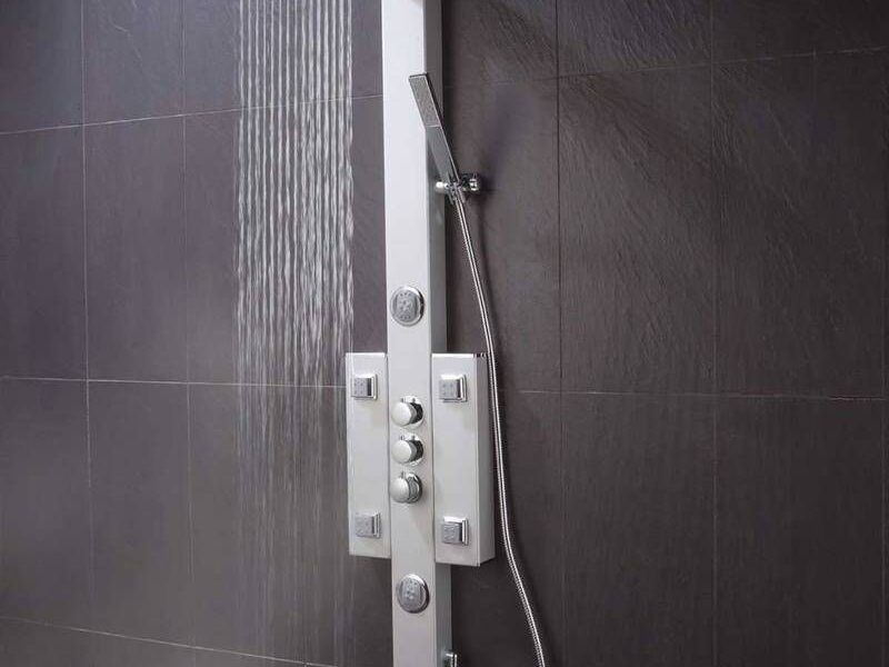 Почему дерматологи не рекомендуют умываться в душе: секреты ухода за кожей