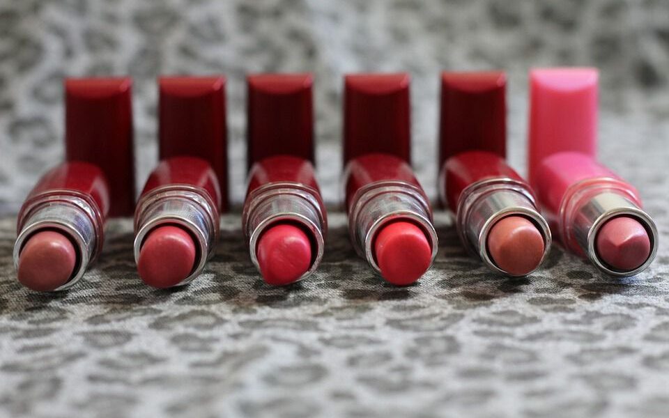 Цвет помады, который омолодит лицо после 50: секреты звезд