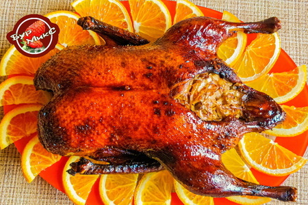 Праздничная запечённая утка: рецепт с квашеной капустой и яблоками