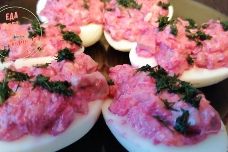 Изысканные закуски: фаршированные яйца в стиле "селедки под шубой"