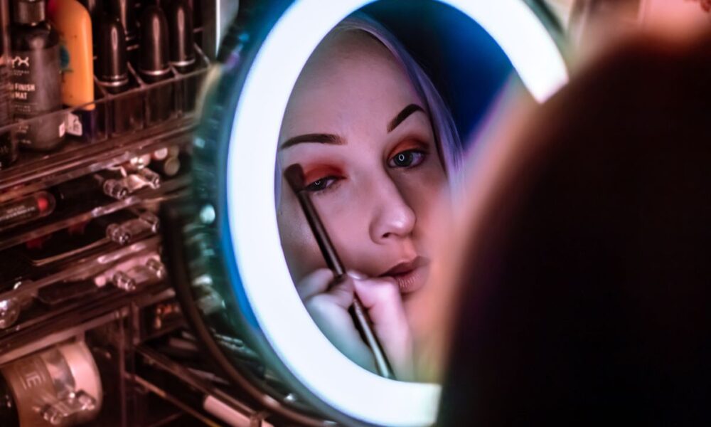 Секреты стойкого макияжа: как сохранить безупречный вид в любую погоду