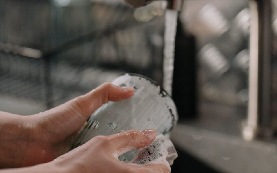 Секреты ухоженных рук: как мыть посуду и не навредить коже