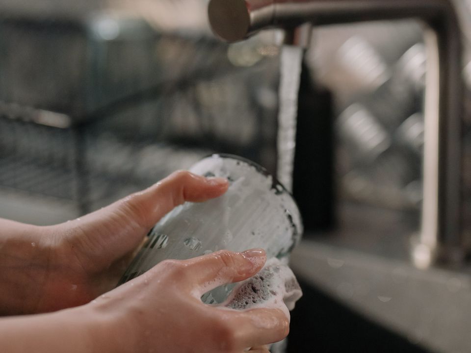 Секреты ухоженных рук: как мыть посуду и не навредить коже