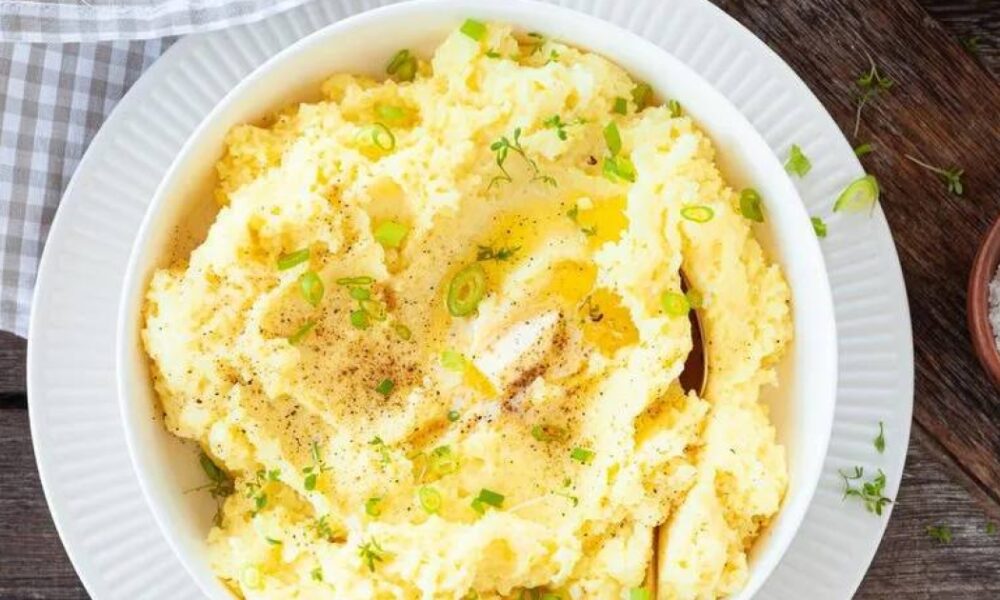 Картофельное пюре с печеным чесноком и беконом: новый взгляд на любимый гарнир