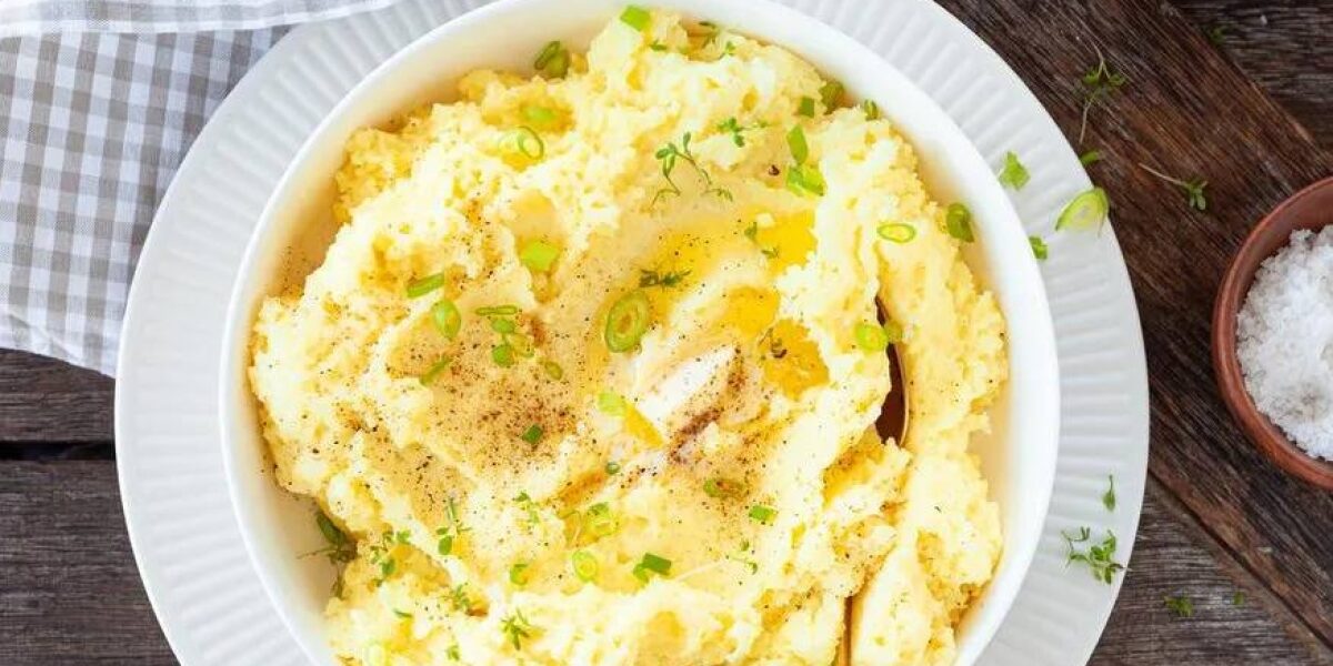 Картофельное пюре с печеным чесноком и беконом: новый взгляд на любимый гарнир