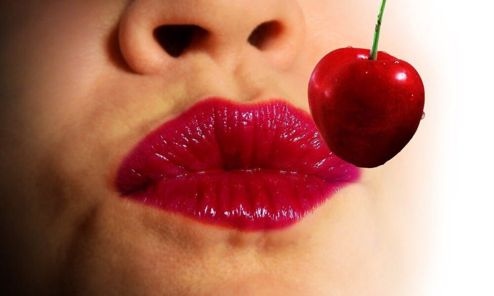 Домашние маски для губ: секреты увлажнения и мягкости от звезд